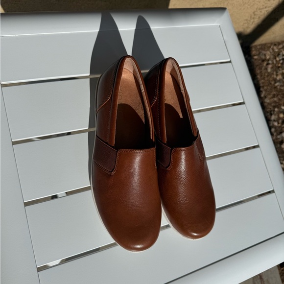 Vionic Tan Leather Slip-On Loafers size 7.5 - Picture 2 of 13